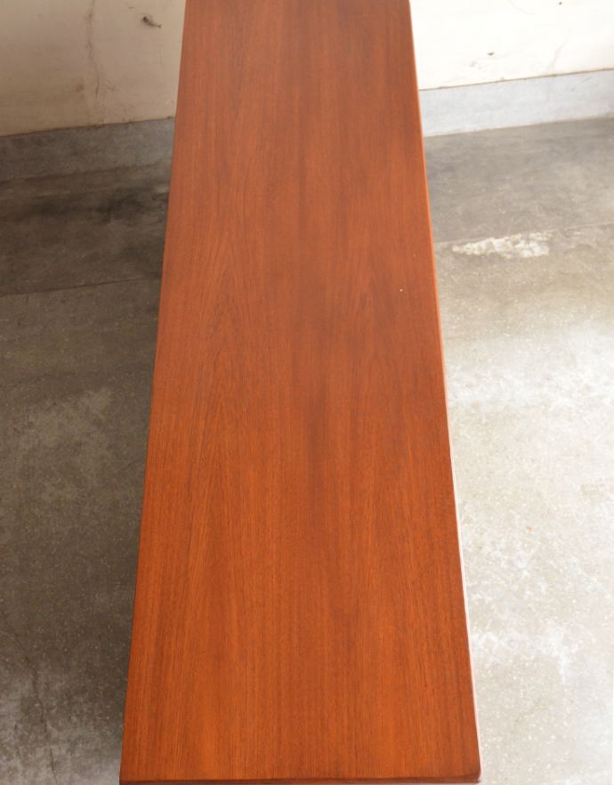 アンティークのチェスト アンティーク家具 お洋服収納におススメしたいヴィンテージのワイドチェスト(G-PLAN)。天板もキレイに塗装を仕上げました。(x-807-f)