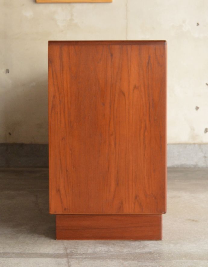 アンティークのチェスト アンティーク家具 お洋服収納におススメしたいヴィンテージのワイドチェスト(G-PLAN)。サイドから見てもキレイな状態です。(x-807-f)