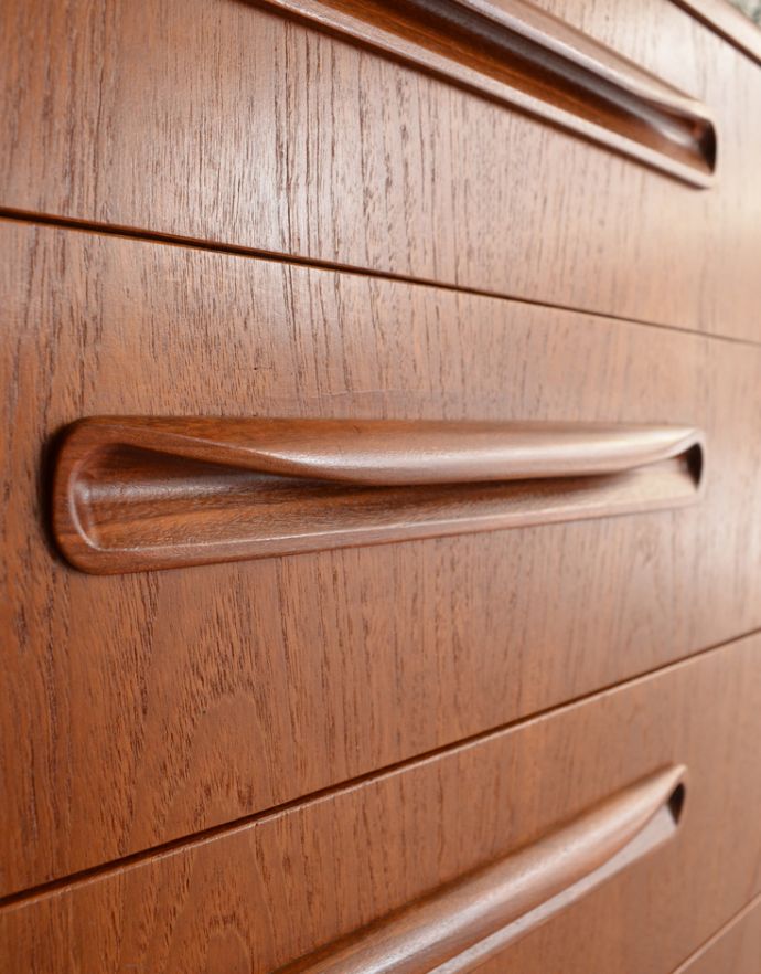 アンティークのチェスト アンティーク家具 お洋服収納におススメしたいヴィンテージのワイドチェスト(G-PLAN)。G-PLANらしいシンプルかつ使いやすい取っ手です。(x-807-f)