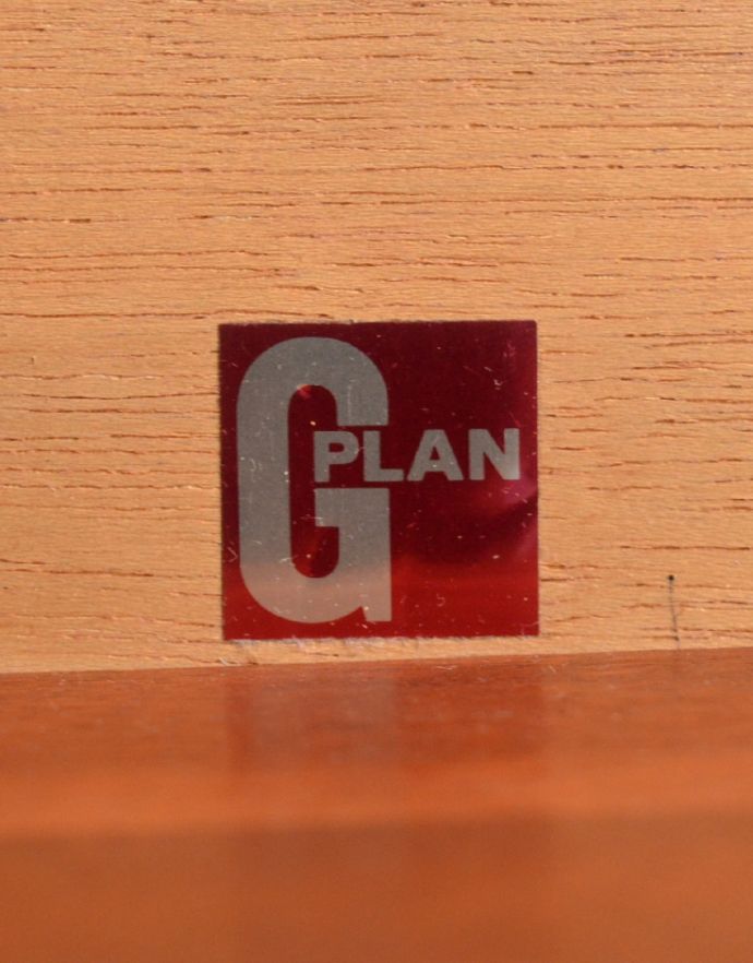 アンティークのチェスト アンティーク家具 お洋服収納におススメしたいヴィンテージのワイドチェスト(G-PLAN)。「G-PLAN」のロゴステッカーがついています。(x-807-f)