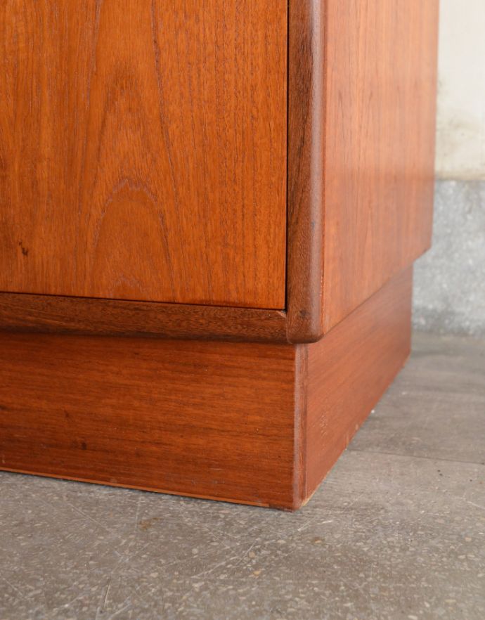 アンティークのチェスト アンティーク家具 お洋服収納におススメしたいヴィンテージのワイドチェスト(G-PLAN)。脚は床に付いたデザインです。(x-807-f)