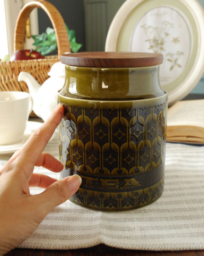 Hornsea(ホーンジー) アンティーク雑貨 ホーンジーのアンティークのキャニスター(TEA)、レイクランドグリーン。あたたかみのある陶器です。(x-807-z)