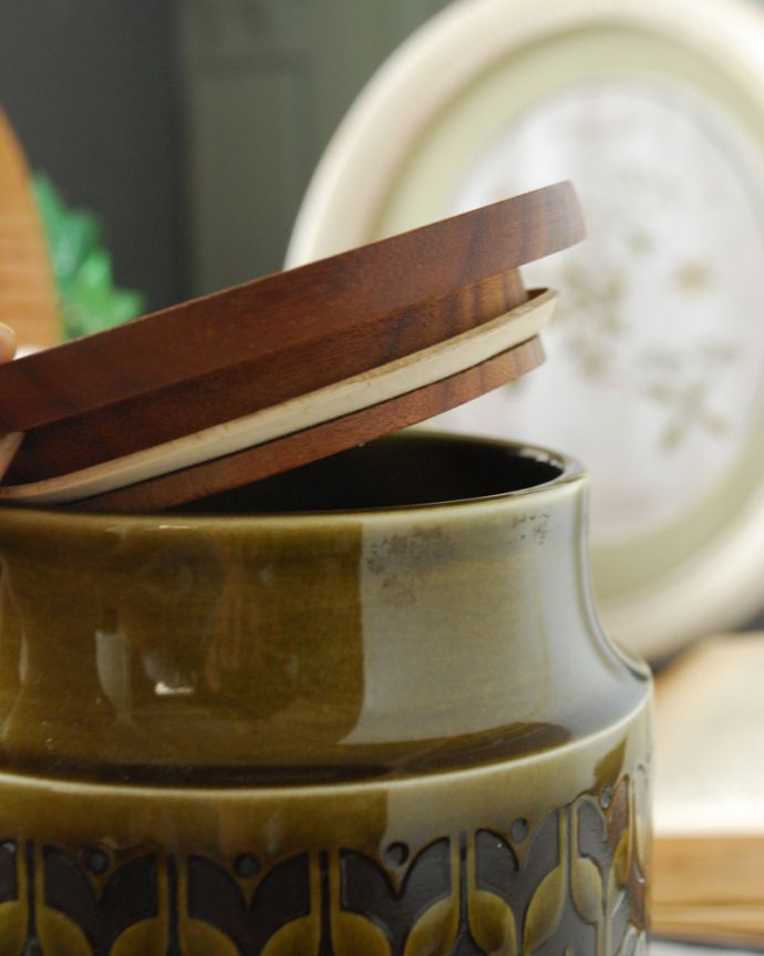 Hornsea(ホーンジー) アンティーク雑貨 ホーンジーのアンティークのキャニスター(TEA)、レイクランドグリーン。アンティークのため、多少の欠け・傷がある場合がありますが、使用上問題はありませんので、ご了承下さい。(x-807-z)