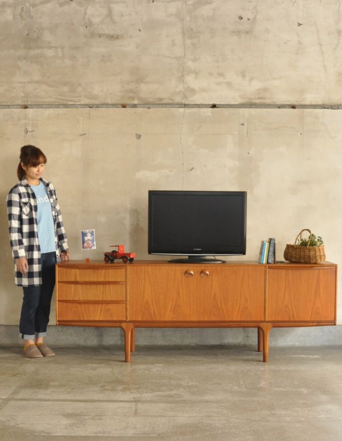 サイドボード　アンティーク家具　北欧インテリアのブランド、マッキントッシュ社のヴィンテージサイドボード。脚があるので軽やかな印象です。(x-809-f)