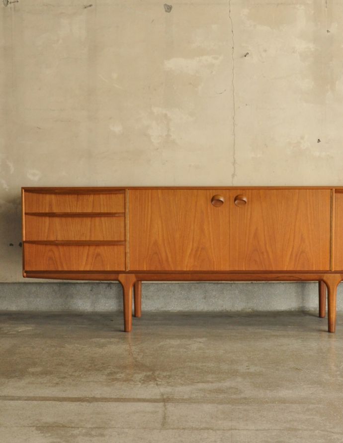 サイドボード　アンティーク家具　北欧インテリアのブランド、マッキントッシュ社のヴィンテージサイドボード。リビングで電話などの置き場所として使っても最適です。(x-809-f)