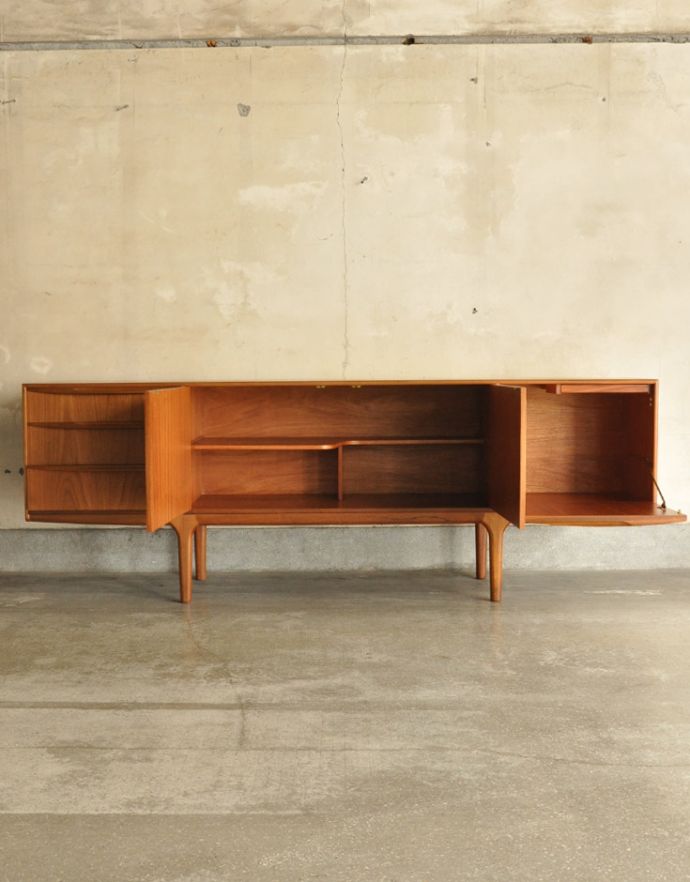 サイドボード　アンティーク家具　北欧インテリアのブランド、マッキントッシュ社のヴィンテージサイドボード。扉の奥はたっぷり収納。(x-809-f)