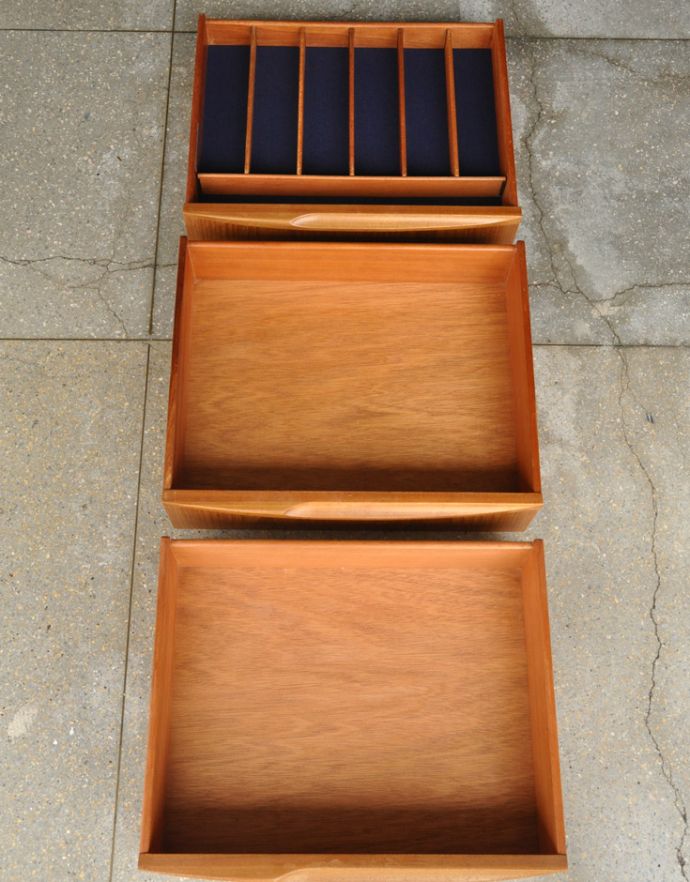 サイドボード　アンティーク家具　北欧インテリアのブランド、マッキントッシュ社のヴィンテージサイドボード。引き出しがあるので細かいものもしまえます。(x-809-f)