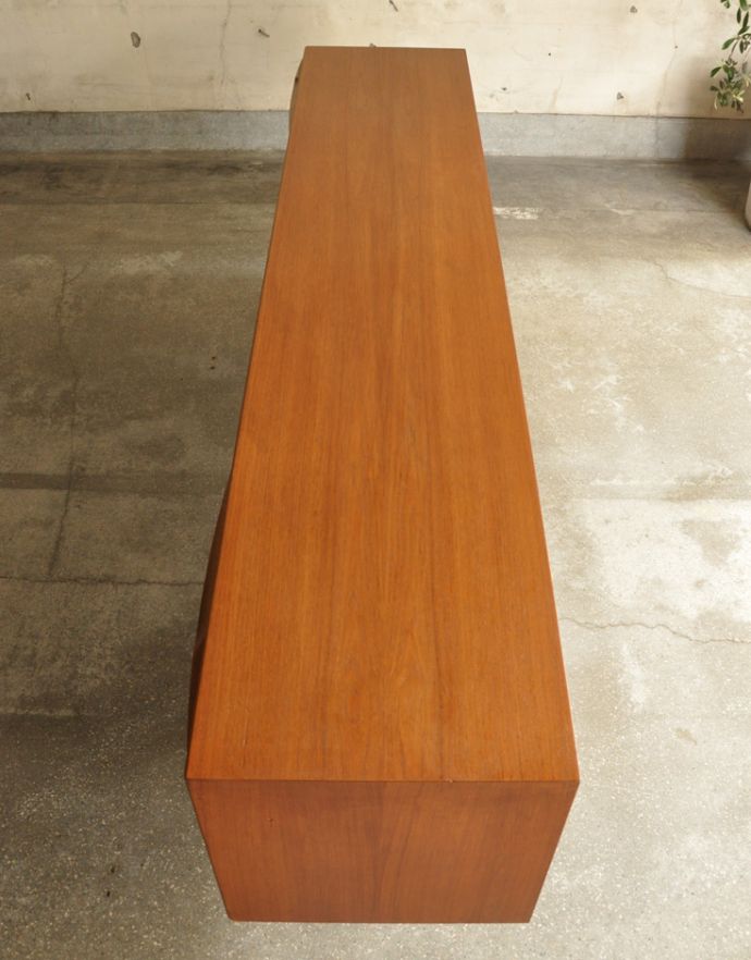 サイドボード　アンティーク家具　北欧インテリアのブランド、マッキントッシュ社のヴィンテージサイドボード。天板もキレイに塗装を仕上げました。(x-809-f)