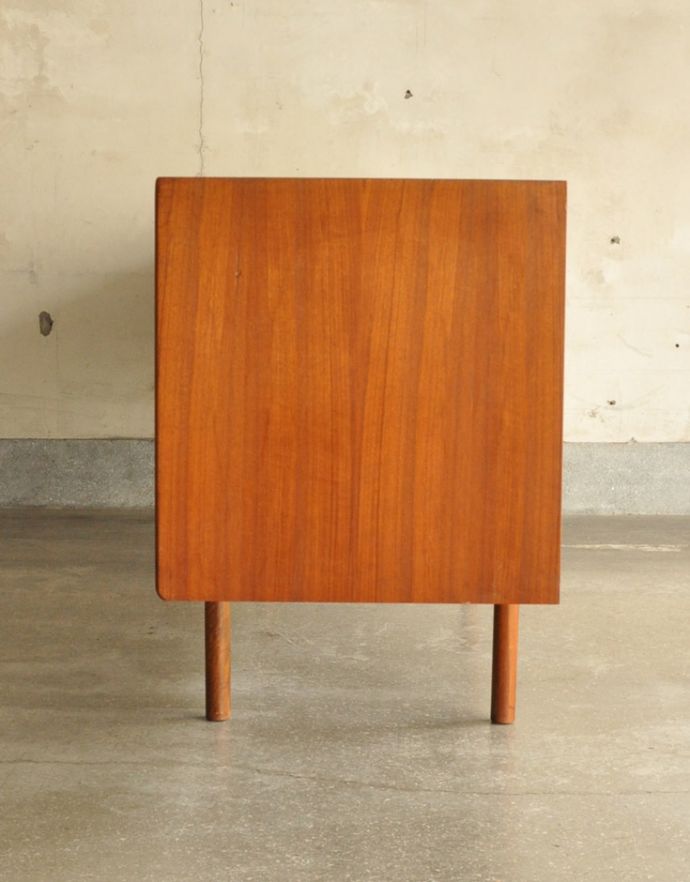 サイドボード　アンティーク家具　北欧インテリアのブランド、マッキントッシュ社のヴィンテージサイドボード。サイドから見てもキレイな状態です。(x-809-f)