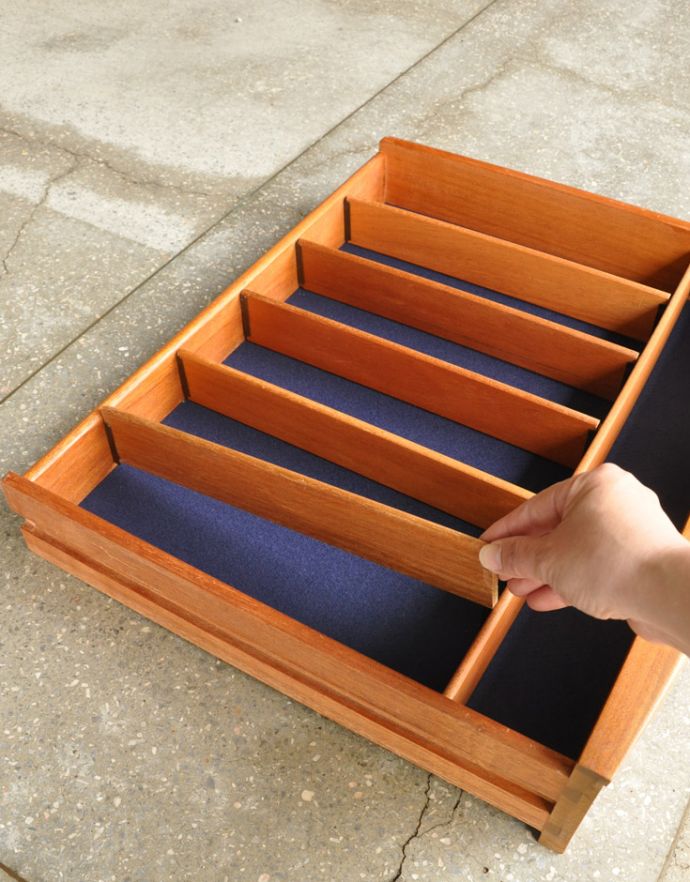 サイドボード　アンティーク家具　北欧インテリアのブランド、マッキントッシュ社のヴィンテージサイドボード。引き出し内にある仕切り板は、取り外しできます。(x-809-f)