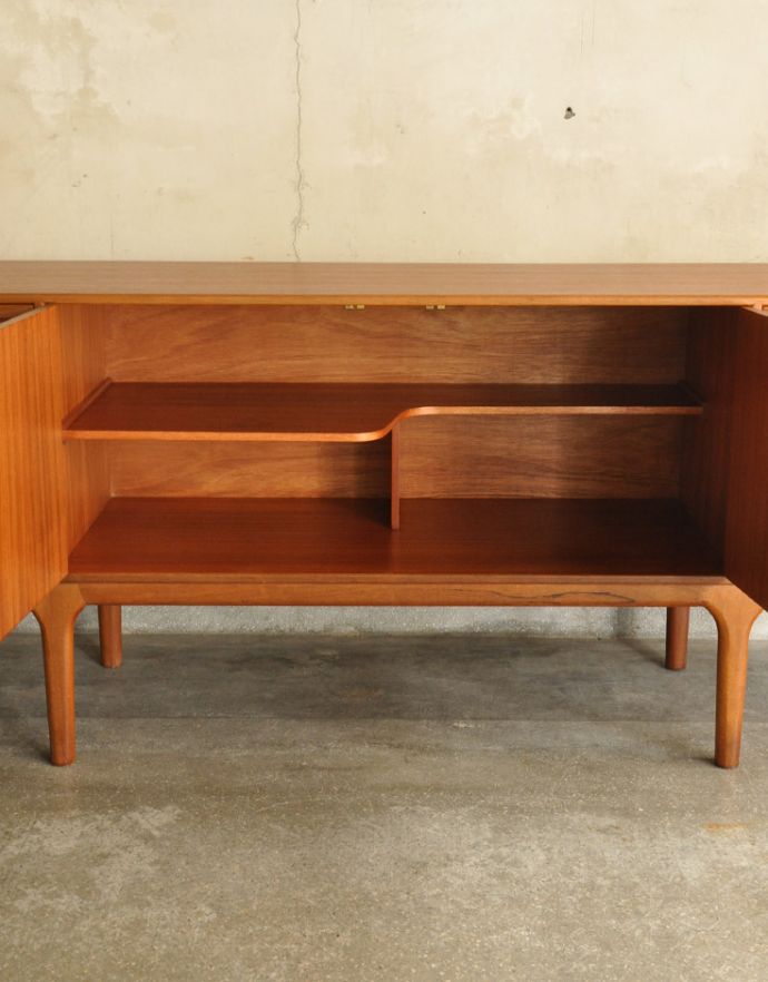 サイドボード　アンティーク家具　北欧インテリアのブランド、マッキントッシュ社のヴィンテージサイドボード。棚板が付いているのできちんと整理整頓ができます。(x-809-f)