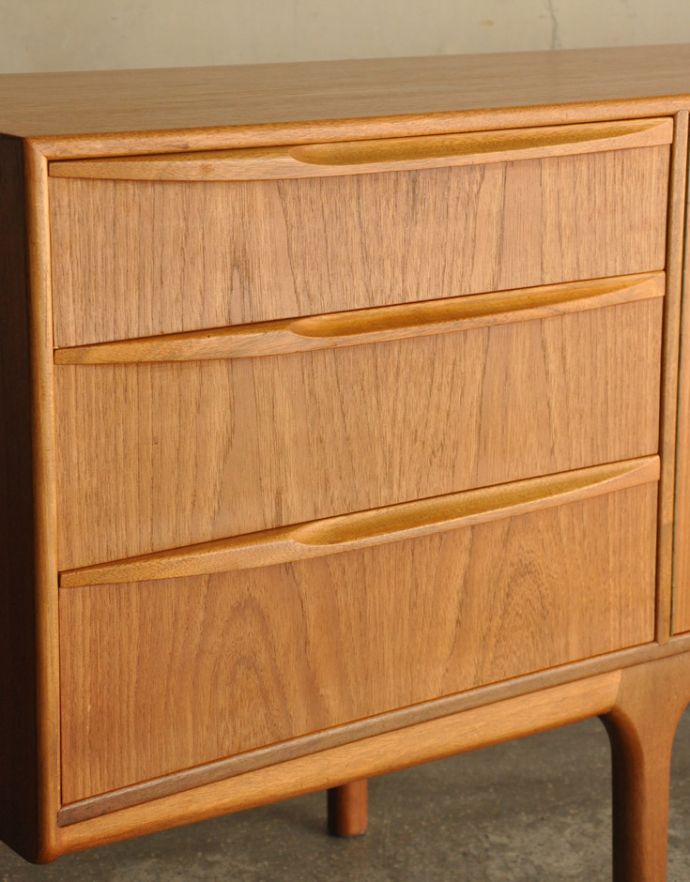 サイドボード　アンティーク家具　北欧インテリアのブランド、マッキントッシュ社のヴィンテージサイドボード。シンプルかつ使いやすい取っ手です。(x-809-f)