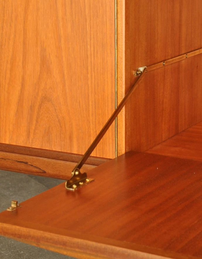 サイドボード　アンティーク家具　北欧インテリアのブランド、マッキントッシュ社のヴィンテージサイドボード。扉にはキチンとステーがついています。(x-809-f)