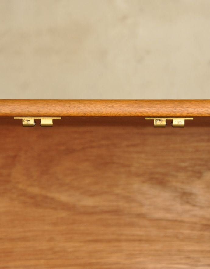 サイドボード　アンティーク家具　北欧インテリアのブランド、マッキントッシュ社のヴィンテージサイドボード。扉にはマグネットが付いているので、開け閉めがスムーズです。(x-809-f)