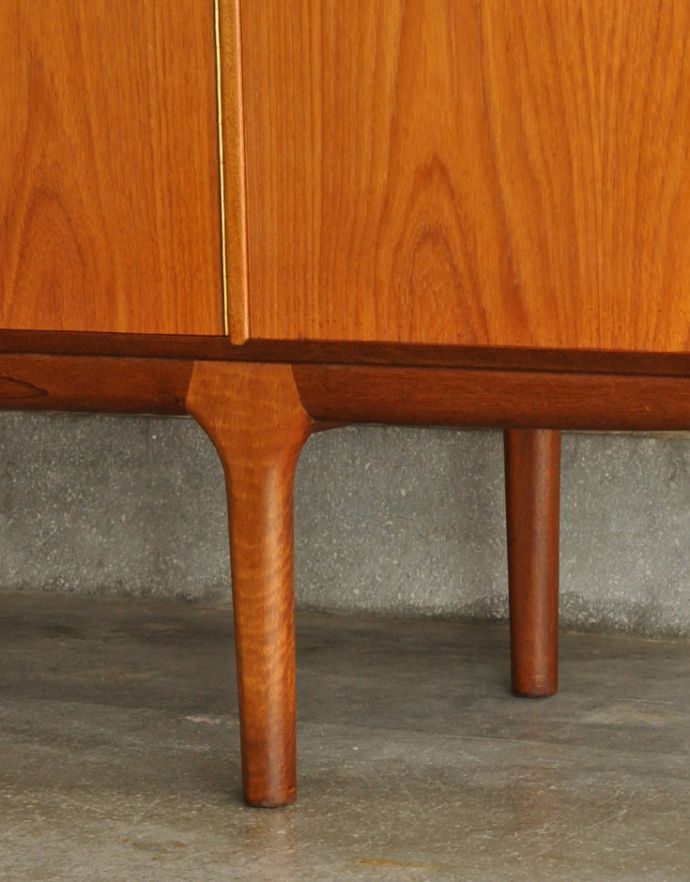 サイドボード　アンティーク家具　北欧インテリアのブランド、マッキントッシュ社のヴィンテージサイドボード。きちんと支えます。(x-809-f)