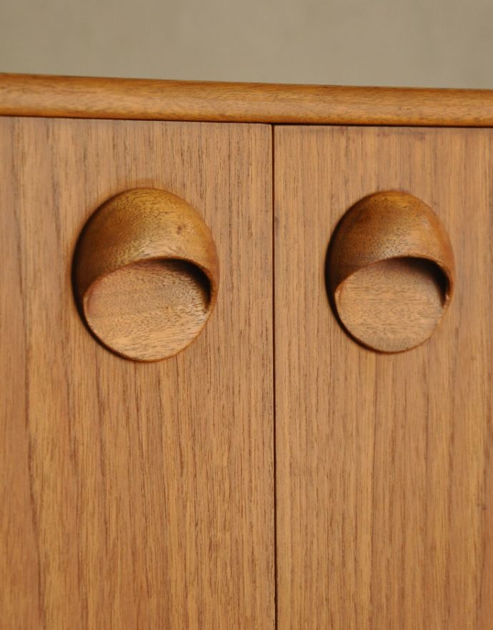 サイドボード　アンティーク家具　北欧インテリアのブランド、マッキントッシュ社のヴィンテージサイドボード。開閉しやすい形の取っ手です。(x-809-f)