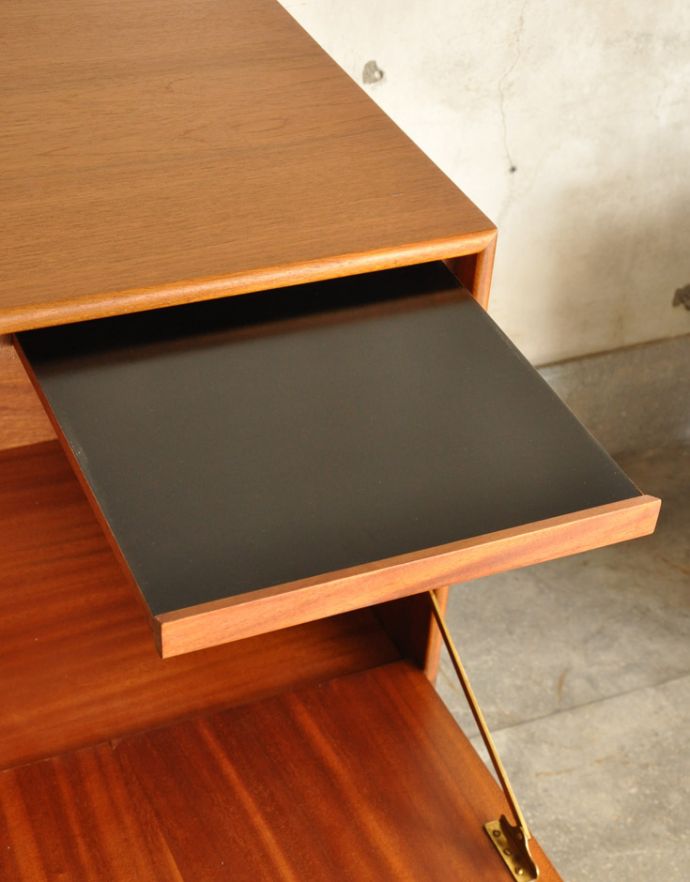 サイドボード　アンティーク家具　北欧インテリアのブランド、マッキントッシュ社のヴィンテージサイドボード。右側の扉の中にトレーがあります。(x-809-f)