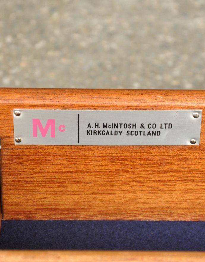 サイドボード　アンティーク家具　北欧インテリアのブランド、マッキントッシュ社のヴィンテージサイドボード。「マッキントッシュ」のタグが残っています。(x-809-f)