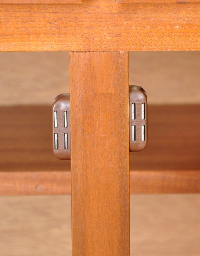 アンティークのキャビネット アンティーク家具 ヴィンテージ家具、William Lawrence(ウィリアムローレンス)のキャビネット。扉にはマグネットが付いているので、開け閉めがスムーズです。(x-810-f)