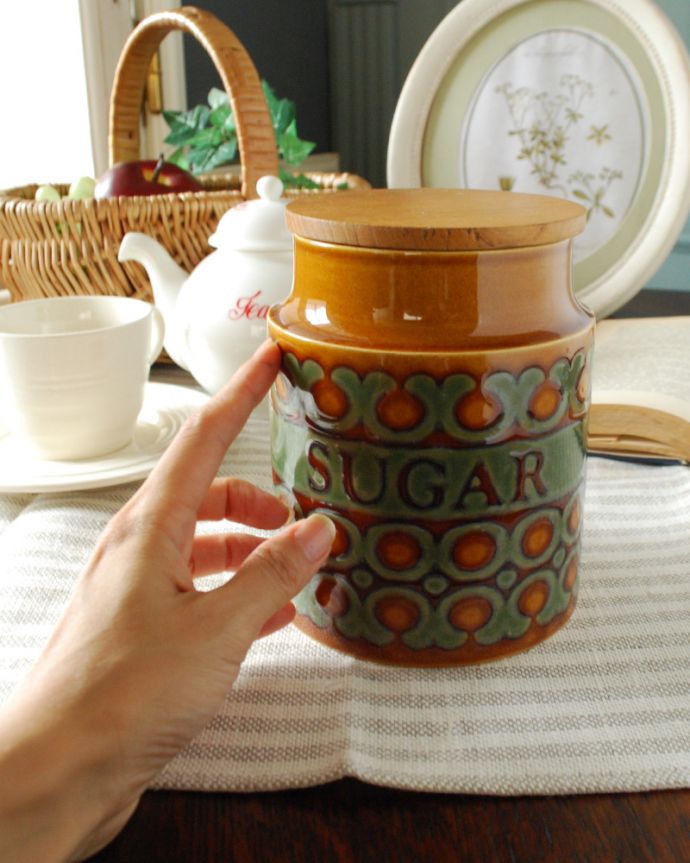 アンティーク 陶磁器の雑貨 アンティーク雑貨 ホーンジー社「ブロンテ」シリーズ、アンティークキャニスター (SUGAR)。キッチンにアンティーク食器をプラスしてみてはいかがですか?木製のフタが付いていて温かい雰囲気。(x-810-z)