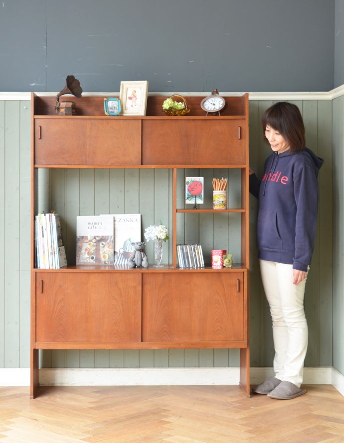 アンティークのキャビネット　アンティーク家具　チーク材を活かしたシンプルなシルエットのヴィンテージブックシェルフ（本棚）。リビングの電話台にもオススメです。(x-811-f)