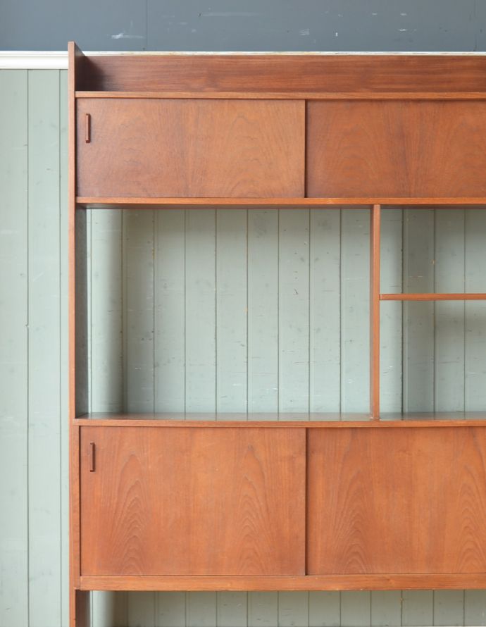 アンティークのキャビネット　アンティーク家具　チーク材を活かしたシンプルなシルエットのヴィンテージブックシェルフ（本棚）。スッキリシンプルな外見。(x-811-f)