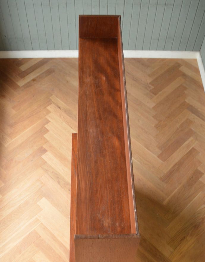 アンティークのキャビネット　アンティーク家具　チーク材を活かしたシンプルなシルエットのヴィンテージブックシェルフ（本棚）。天板もキレイな状態で仕上げてあります。(x-811-f)