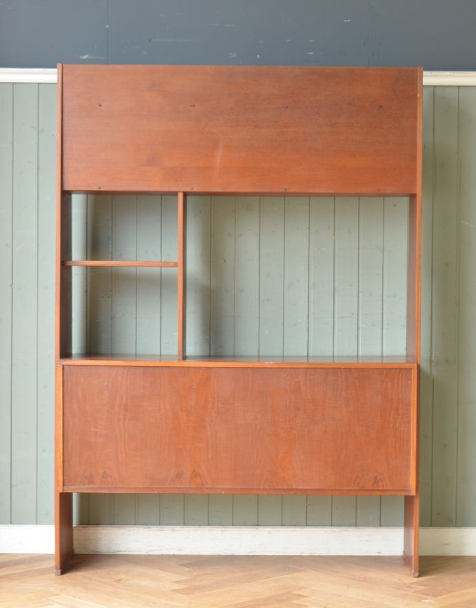 アンティークのキャビネット　アンティーク家具　チーク材を活かしたシンプルなシルエットのヴィンテージブックシェルフ（本棚）。キチンとメンテナンスしてあるので、裏側もキレイです。(x-811-f)