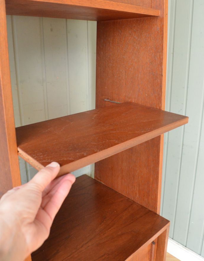 アンティークのキャビネット　アンティーク家具　チーク材を活かしたシンプルなシルエットのヴィンテージブックシェルフ（本棚）。キャビネット中央にある棚板は、可動します。(x-811-f)