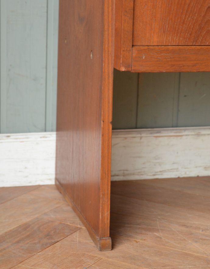 アンティークのキャビネット　アンティーク家具　チーク材を活かしたシンプルなシルエットのヴィンテージブックシェルフ（本棚）。しっかりとした安定感があります。(x-811-f)