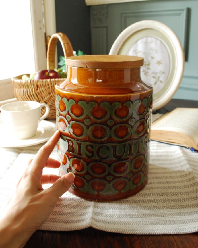 Hornsea（ホーンジー）　アンティーク雑貨　ホーンジー社「ブロンテ」シリーズ、アンティークキャニスター（BISCUIT）。キッチンにアンティーク食器をプラスしてみてはいかがですか？木製のフタが付いていて温かい雰囲気。(x-812-z)