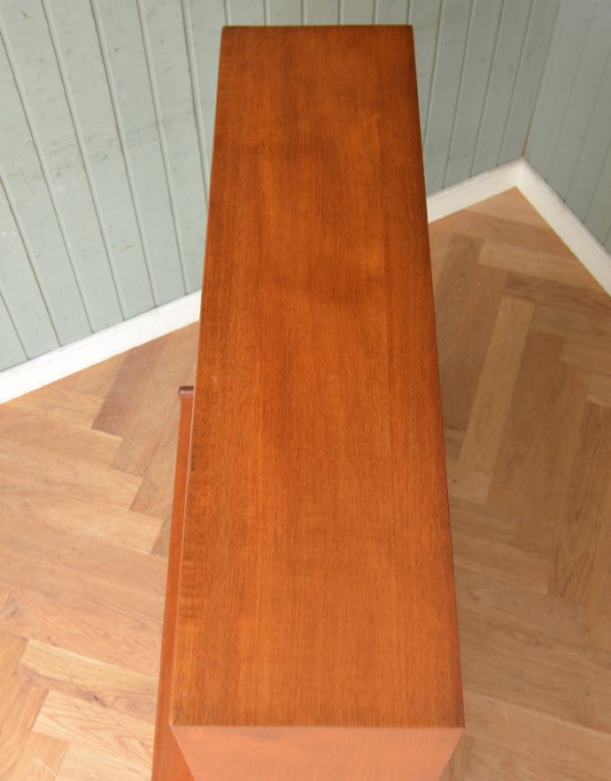 アンティークのキャビネット　アンティーク家具　シンプルなヴィンテージ家具、引き戸ガラスのディスプレイキャビネット。天板もキレイに塗装を仕上げました。(x-813-f)