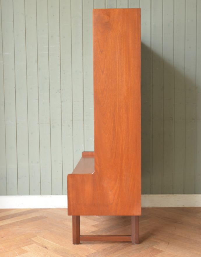 アンティークのキャビネット　アンティーク家具　シンプルなヴィンテージ家具、引き戸ガラスのディスプレイキャビネット。サイドから見てもキレイな状態です。(x-813-f)