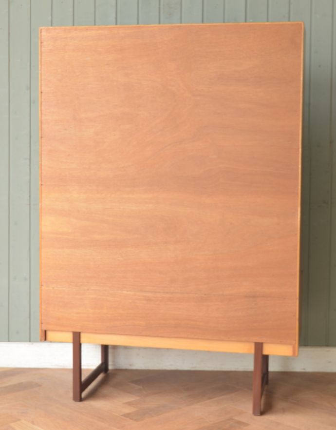 アンティークのキャビネット　アンティーク家具　シンプルなヴィンテージ家具、引き戸ガラスのディスプレイキャビネット。キチンとメンテナンスしてあるので、裏側もキレイです。(x-813-f)