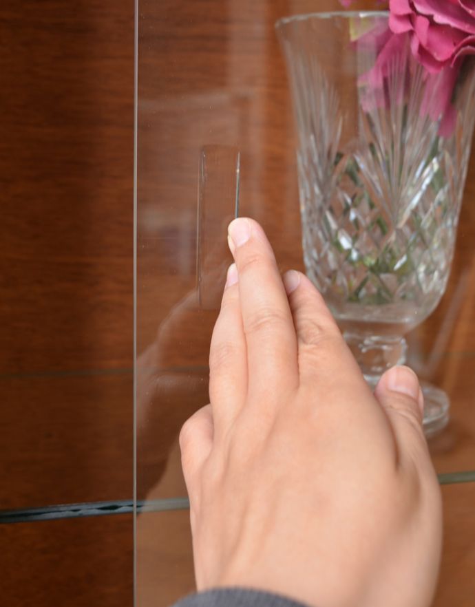 アンティークのキャビネット　アンティーク家具　シンプルなヴィンテージ家具、引き戸ガラスのディスプレイキャビネット。ガラスの引き戸は、彫り取っ手になっています。(x-813-f)