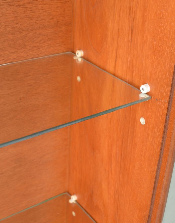 アンティークのキャビネット　アンティーク家具　シンプルなヴィンテージ家具、引き戸ガラスのディスプレイキャビネット。棚板は固定です。(x-813-f)