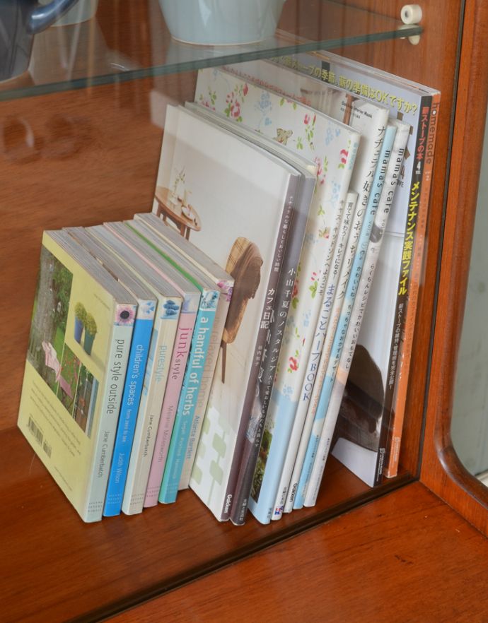 アンティークのキャビネット　アンティーク家具　シンプルなヴィンテージ家具、引き戸ガラスのディスプレイキャビネット。雑誌やA4ファイルなどの収納もできます。(x-813-f)