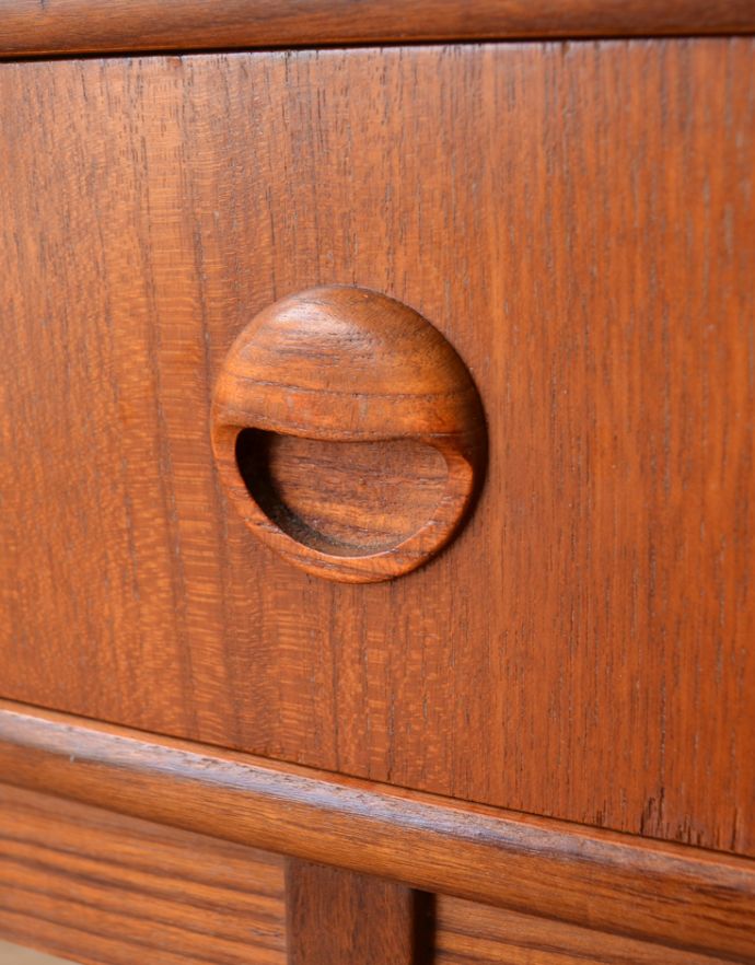 アンティークのキャビネット　アンティーク家具　シンプルなヴィンテージ家具、引き戸ガラスのディスプレイキャビネット。木製の温かみが感じられる取っ手。(x-813-f)