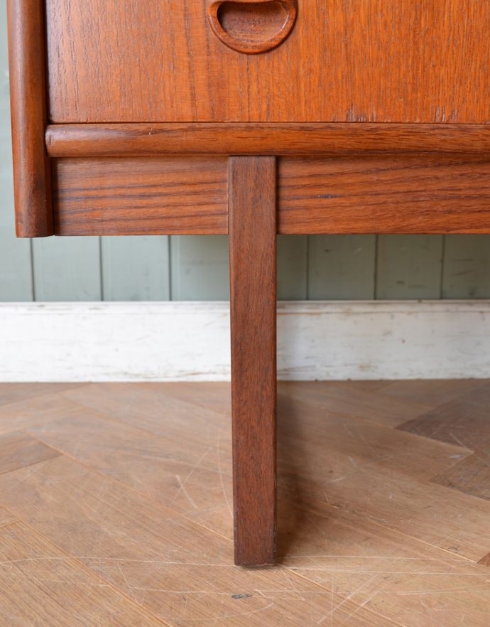 アンティークのキャビネット　アンティーク家具　シンプルなヴィンテージ家具、引き戸ガラスのディスプレイキャビネット。安定感のある脚がしっかり支えます。(x-813-f)