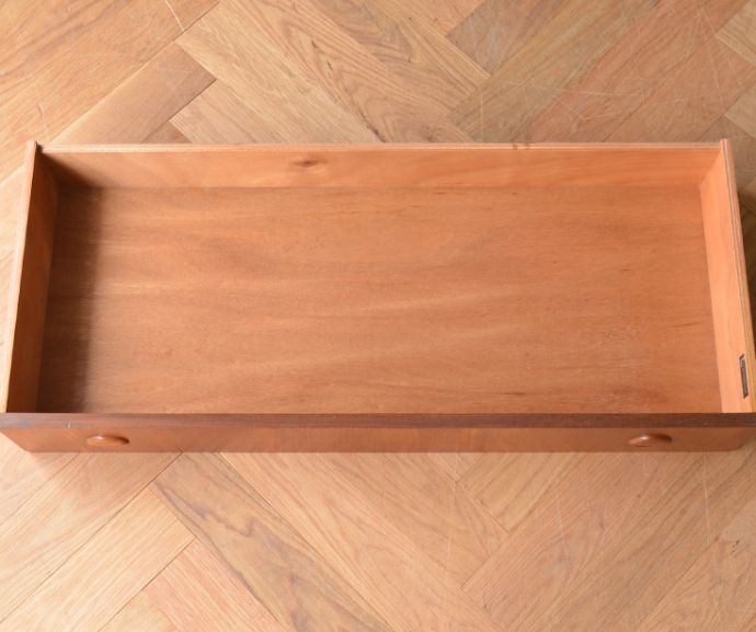 アンティークのキャビネット　アンティーク家具　シンプルなヴィンテージ家具、引き戸ガラスのディスプレイキャビネット。引き出しは１杯。(x-813-f)