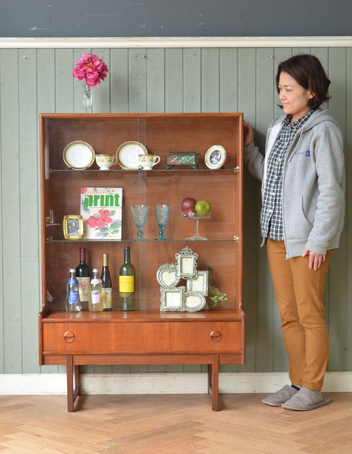 アンティークのキャビネット　アンティーク家具　シンプルなヴィンテージ家具、引き戸ガラスのディスプレイキャビネット。リビングやダイニングのカップボードにも最適です。(x-813-f)