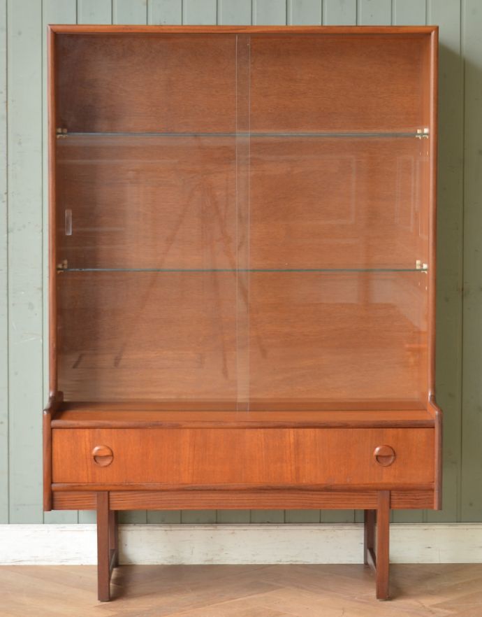 アンティークのキャビネット　アンティーク家具　シンプルなヴィンテージ家具、引き戸ガラスのディスプレイキャビネット。ガラスの引き戸が入った珍しいデザイン！お手入れもしやすく、実用性がバッチリです。(x-813-f)