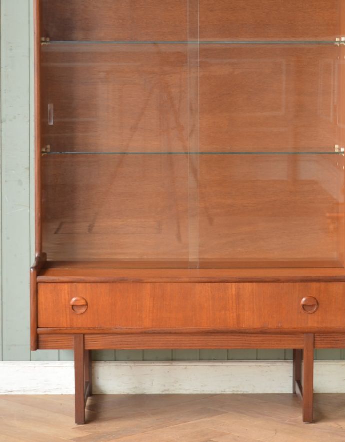 アンティークのキャビネット　アンティーク家具　シンプルなヴィンテージ家具、引き戸ガラスのディスプレイキャビネット。北欧家具のお部屋にピッタリ！男女ともに人気のシンプルでスタイリッシュなインテリアです。(x-813-f)