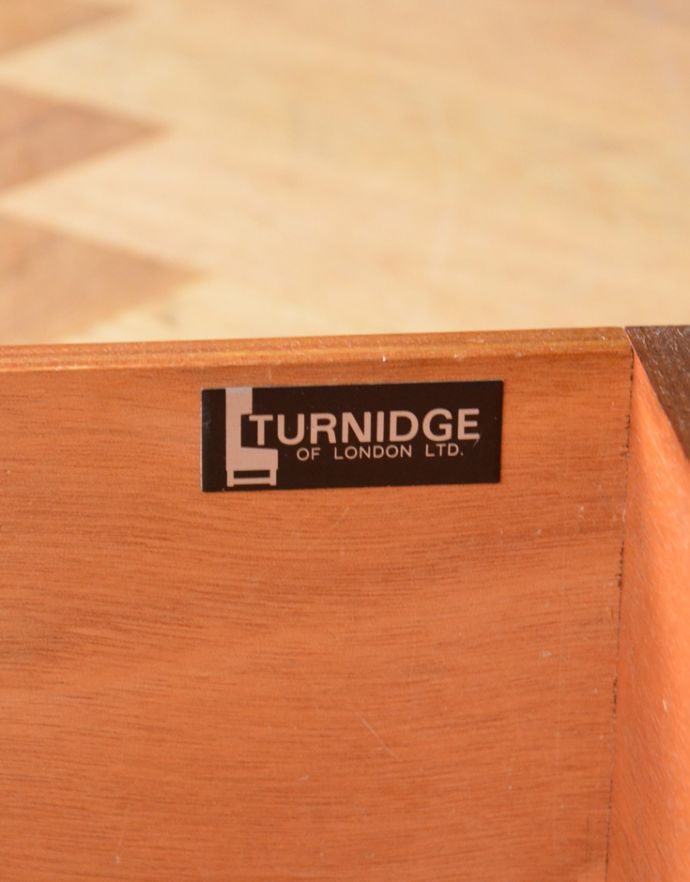 アンティークのキャビネット　アンティーク家具　シンプルなヴィンテージ家具、引き戸ガラスのディスプレイキャビネット。メーカーのタグが残っていました。(x-813-f)