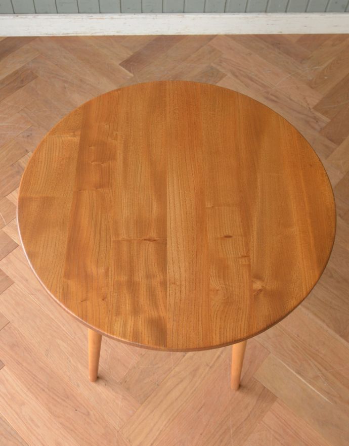 アーコールの家具 アンティーク家具 アーコールのヴィンテージ家具、(ERCOL)マガジンラック付きコーヒーテーブル。丸くて可愛い天板。(x-814-f)