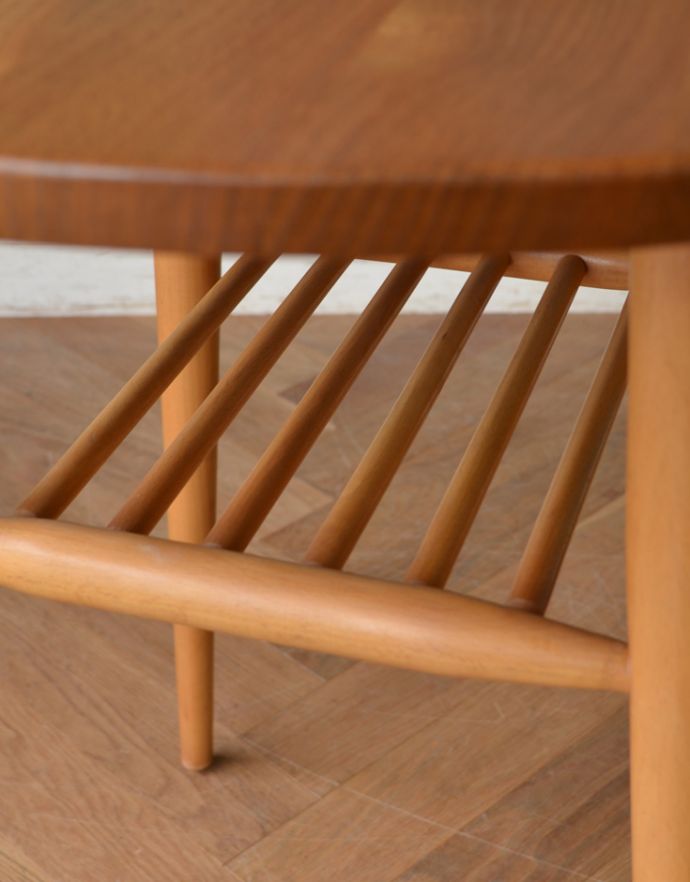 アーコールの家具 アンティーク家具 アーコールのヴィンテージ家具、(ERCOL)マガジンラック付きコーヒーテーブル。テーブル下の物置きは雑誌や新聞が置けて、とっても便利。(x-814-f)