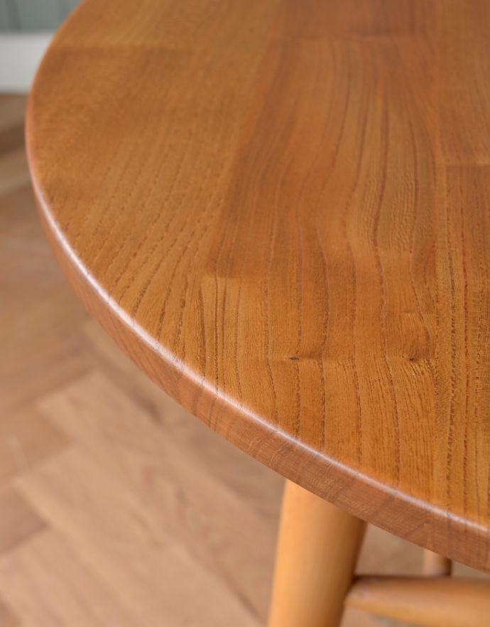 アーコールの家具 アンティーク家具 アーコールのヴィンテージ家具、(ERCOL)マガジンラック付きコーヒーテーブル。角が丸いので小さなお子様がいるお家でも安心してお使いいただけます。(x-814-f)