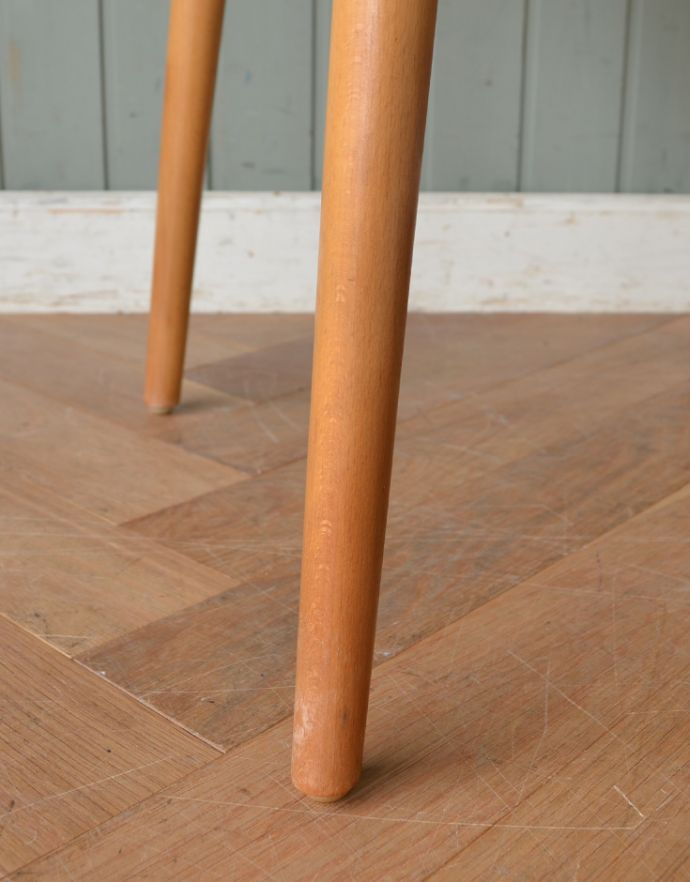 アーコールの家具 アンティーク家具 アーコールのヴィンテージ家具、(ERCOL)マガジンラック付きコーヒーテーブル。脚のデザインがスタイリッシュでかっこいい!きちんと支えますのでご安心ください。(x-814-f)