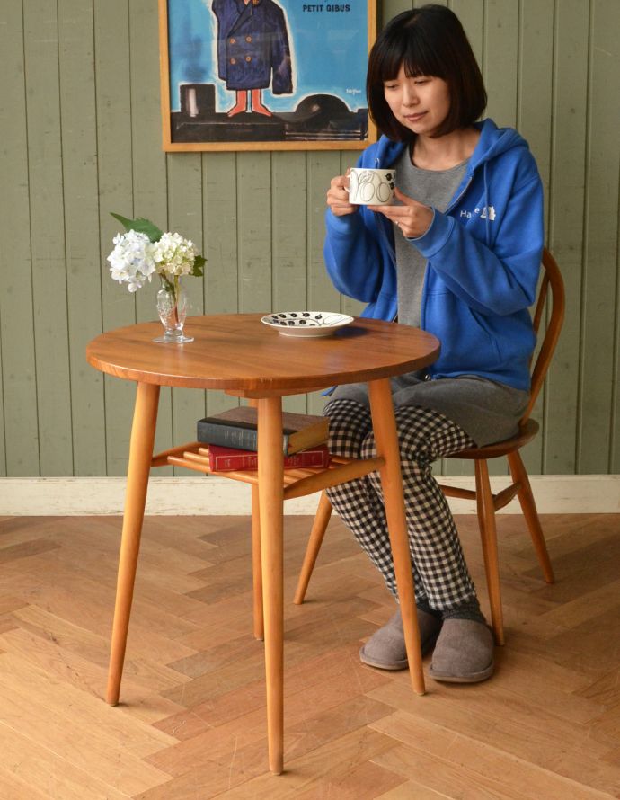 アーコールの家具 アンティーク家具 アーコールのヴィンテージ家具、(ERCOL)マガジンラック付きコーヒーテーブル。どんなテイストにもマッチしてしまうのが、このアーコールのコーヒーテーブルです。(x-814-f)