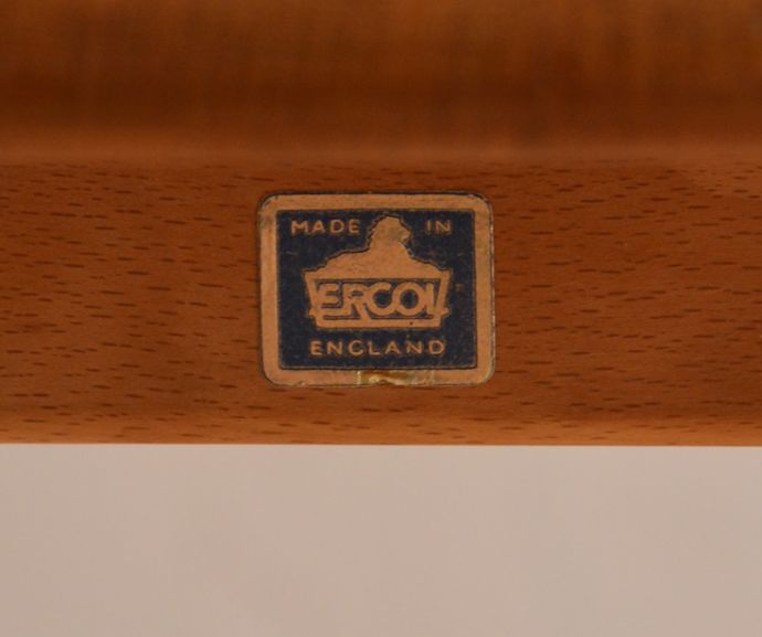 アーコールの家具　アンティーク家具　子供部屋でも使えるイギリスのアンティーク家具、アーコールのコーヒーテーブル（サイドテーブル）。アーコールのタグが残っていました。(x-815-f)